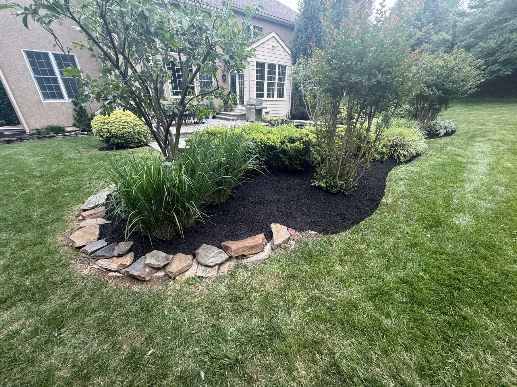 Mulch installation with stone border